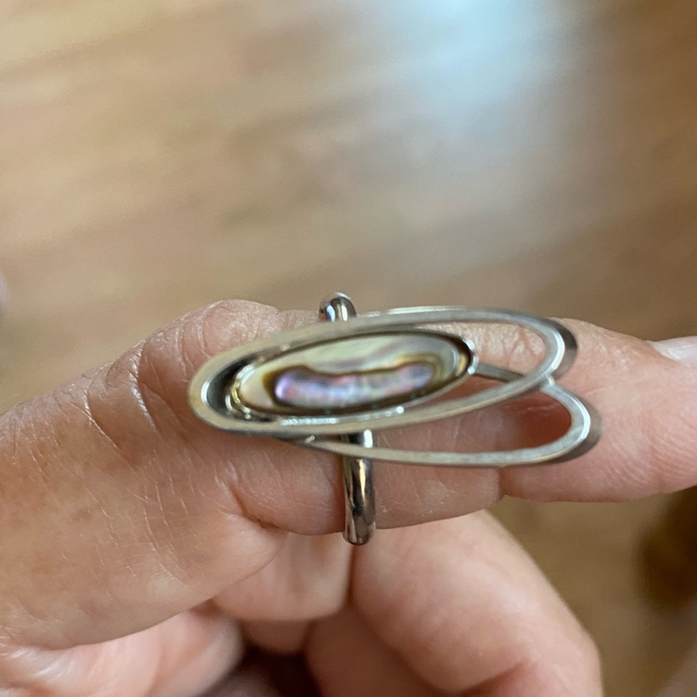 Adjustable Modernist Silver Tone Ring with Abalone Shell – Open Oval Design